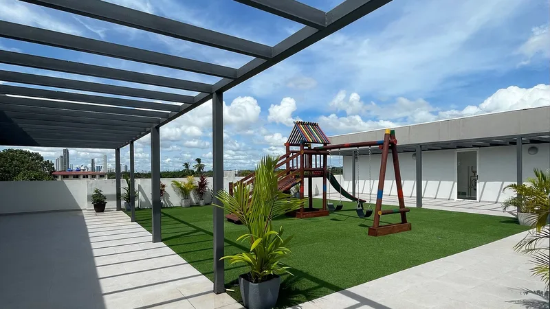 Terraza con pérgola y área de juegos infantiles de Acacias Garden II en Villas de las Acacias, Juan Díaz