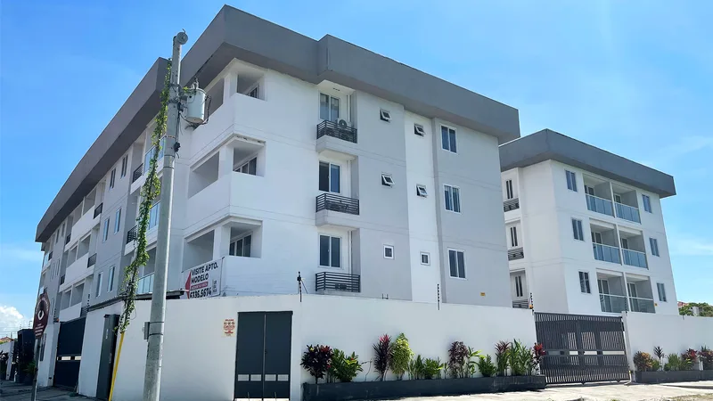 Fachada de las torres blancas de Acacias Versalles en Villas de las Acacias, Juan Díaz, Ciudad de Panamá