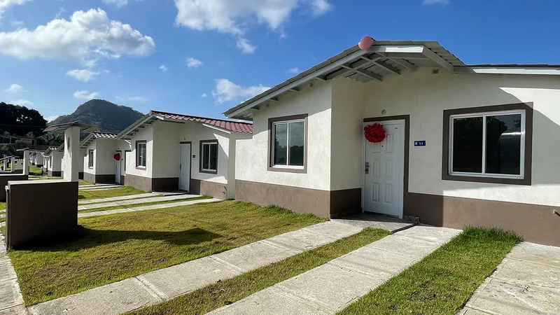 Casas unifamiliares terminadas de Alamedas de Villa Grecia, con fachadas blancas y techos rojos en Las Cumbres