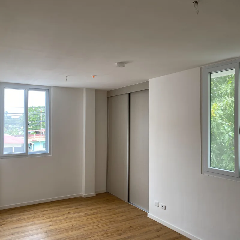 Interior de un apartamento entregado en Acacias Garden: habitación con clóset empotrado y piso laminado