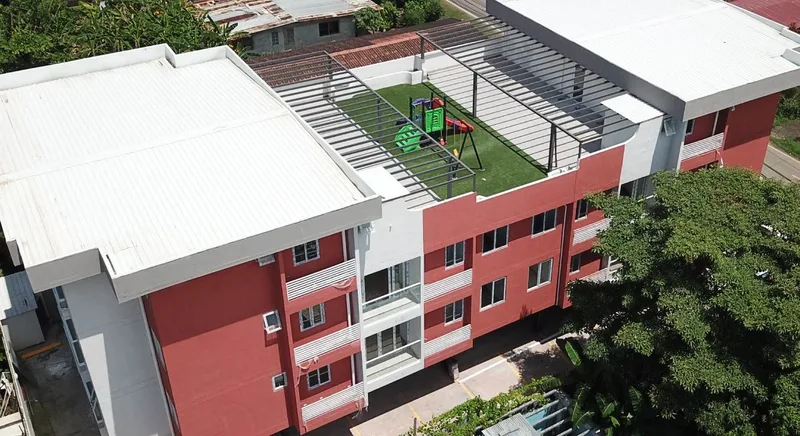 Vista aérea de las dos torres de Acacias Garden III y su terraza con área de juegos, Juan Díaz, Ciudad de Panamá