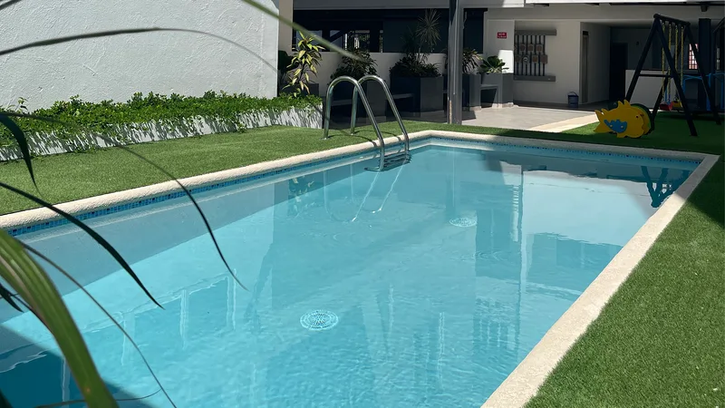 Piscina del conjunto Acacias Versalles junto al área de juegos infantil