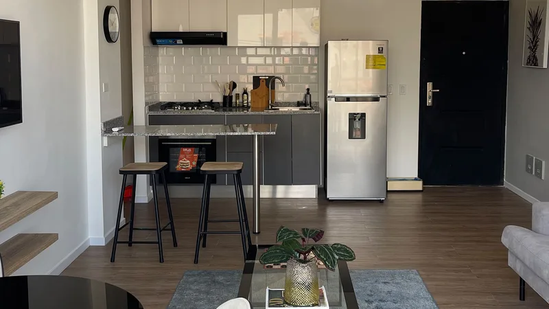Cocina abierta con desayunador en el apartamento modelo de Acacias Versalles