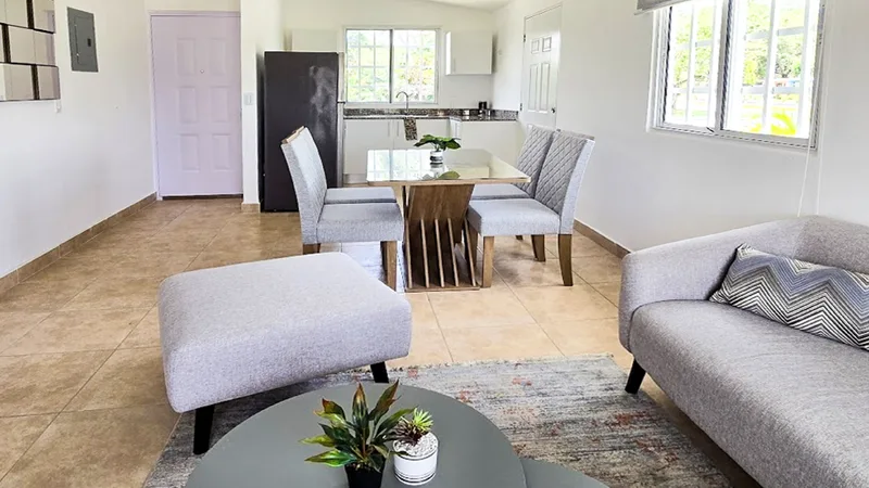 Sala y comedor de la casa modelo de Alamedas de Pacora