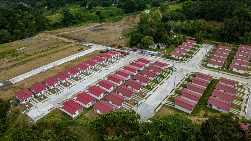 Vista aérea de la urbanización Alamedas de Villa Grecia con sus casas de techo rojo y calles de concreto