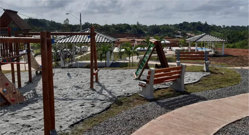Parque Alamedas del Valle con juegos infantiles, columpios, bancas y gazebos entre zonas verdes