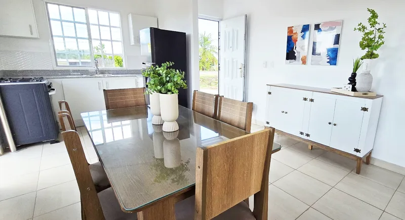 Comedor y cocina de la casa modelo de Alamedas Lago Limón