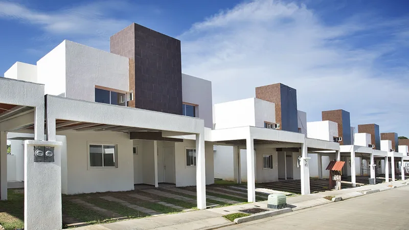 Fachadas de las casas de dos niveles de PH Las Lajas con estacionamiento techado