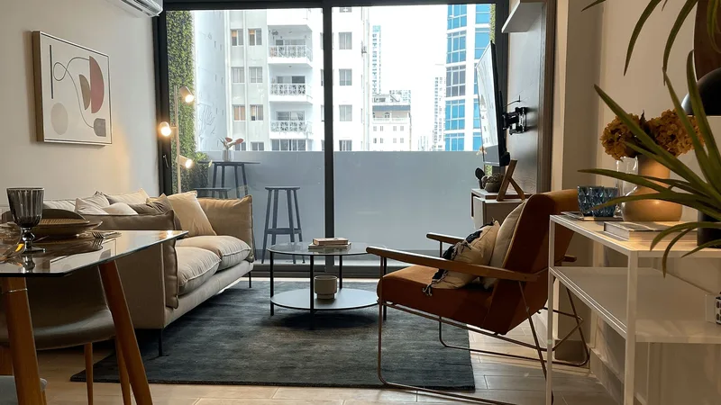 Sala del apartamento modelo de Sky 66 con balcón y vista a los edificios de San Francisco