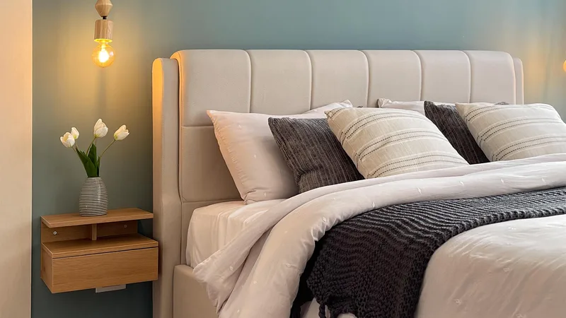 Detalle de recámara con cabecera tapizada en un apartamento de Sky Swiss